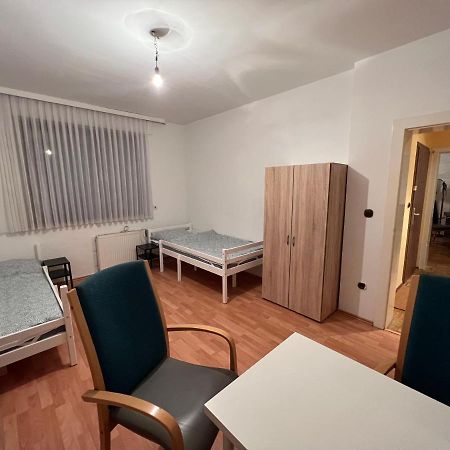 Ferienwohnung Flughafennahe zentrale voll möblierte Wohlfühlatmosphäre Erdgeschoss Duisburg Exterior foto