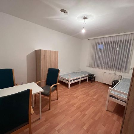 Ferienwohnung Flughafennahe zentrale voll möblierte Wohlfühlatmosphäre Erdgeschoss Duisburg Exterior foto