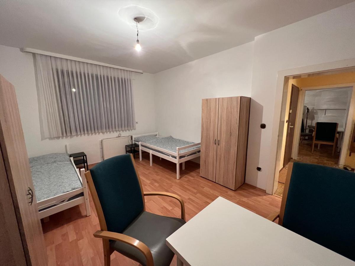 Ferienwohnung Flughafennahe zentrale voll möblierte Wohlfühlatmosphäre Erdgeschoss Duisburg Exterior foto