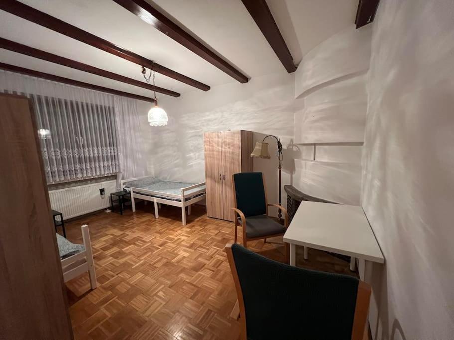 Ferienwohnung Flughafennahe zentrale voll möblierte Wohlfühlatmosphäre Erdgeschoss Duisburg Exterior foto